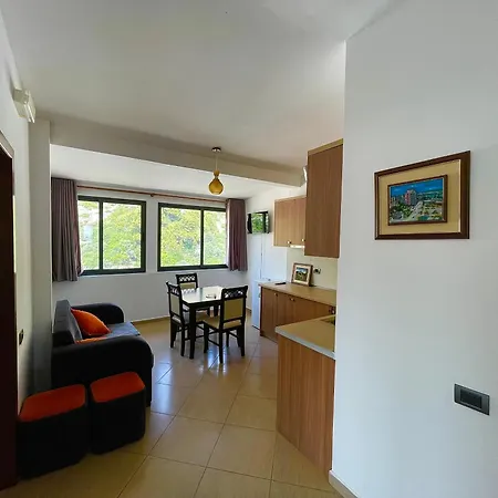 Kloi Beachfront מלון