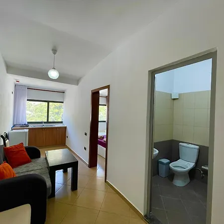 Kloi Beachfront מלון 2*