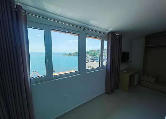 Kloi Beachfront Apartments 2*